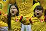 高清图：不抛弃不放弃 巴西女球童吼唱国歌走红