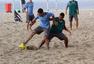 搜狐直击世界杯：偶遇沙滩足球队 队员拼抢激烈