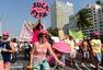 高清图：巴西女性半裸抗议世界杯 蝙蝠侠再现身