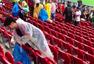 高清图：世界杯日本球迷展风格 赛后冒雨捡垃圾