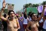 高清图：巴西女性半裸抗议世界杯 蝙蝠侠再现身
