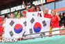 高清图：韩国热身球迷黄丝带祈福 美女爱心手势