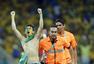 高清图：巴西晋级球迷也疯狂 高举国旗半裸冲场