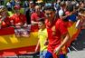 高清图：西班牙抵驻地受热捧 佩德罗手牵小球迷