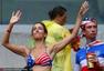 高清图：暴雨赛场似泳池 女球迷穿星条旗比基尼