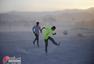 高清图：阿富汗人也有足球梦 球迷沙漠练习踢球
