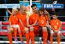 高清图：荷兰点球胜哥斯达黎加 全队狂喜拥抱庆