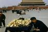 改革开放前的中国：农民在天安门广场卖萝卜