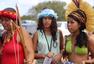 前方图：印第安美女追捧德国 特色服饰助威抢镜