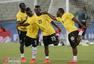 高清图：加纳备战世界杯 肩并肩手拉手众志成城