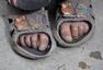 四川山区学校贫困家庭孩子穿凉鞋过冬
