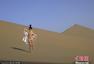 志愿者拍沙漠裸体写真 呼吁保护莫高窟