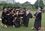 又是一年毕业季 重庆大学生个性留影“致青春”