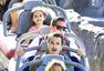 哈利-贝瑞与老公带孩子游迪士尼乐园 坐过山车