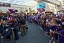 卡卡抵达奥兰多机场 数万球迷迎接披新东家围巾