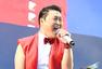 高清图：鸟叔韩国热舞献唱 一袭红衣助阵世界杯