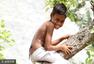 印度8岁男孩长“尾巴”被奉为“猴神”