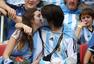 前方图：身怀六甲难舍看球 阿根廷孕妇球迷抢眼