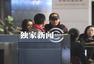 独家:佟丽娅与陈思诚十指紧扣 遭男粉丝搂抱