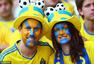 高清图：男球迷换装扮美女 瑞典看台举伊布大旗