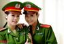 越南女兵也爱玩自拍 妩媚可爱感觉萌萌哒