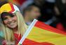 32强球迷之西班牙：姐妹花拥吻 红色海洋气势足