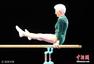 德91岁老太双杠表演 动作标准平衡能力惊人