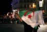 高清图：阿尔及利亚球迷大闹法国 特警持枪驱逐