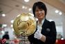 高清图:应景巴西世界杯 日本造价值4亿纯金足球