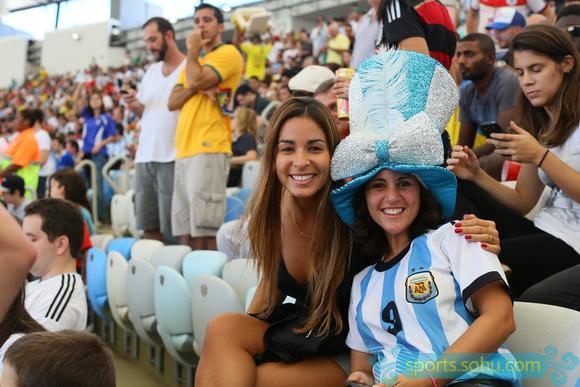 前方图:各国球迷助阵<em>阿德</em>战 中国<em>美女</em>球迷抢镜