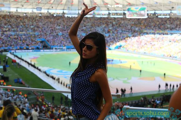 前方图:各国球迷助阵<em>阿德</em>战 中国<em>美女</em>球迷抢镜