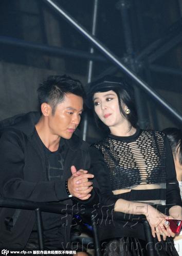 范冰冰与李晨欢举止亲密 紧贴胸前玩自拍豪放