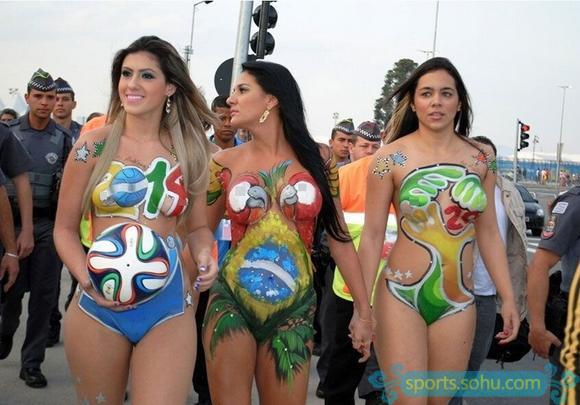 高清:三美女裸体彩绘逛大街 <em>性感</em>亮相<em>警察</em>开路