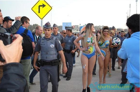 高清:三美女裸体彩绘逛大街 <em>性感</em>亮相<em>警察</em>开路