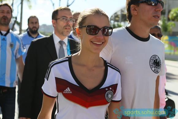 前方图:各国球迷助阵<em>阿德</em>战 中国<em>美女</em>球迷抢镜