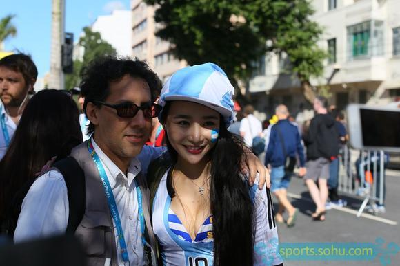 前方图:各国球迷助阵<em>阿德</em>战 中国<em>美女</em>球迷抢镜