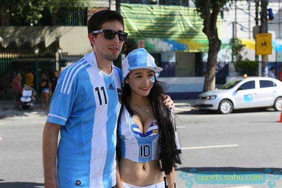 前方图:各国球迷助阵<em>阿德</em>战 中国<em>美女</em>球迷抢镜