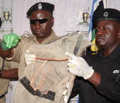 7月13日，乌干达警察在坎帕拉展示刚刚发现并且尚未引爆的自杀式炸弹腰带。乌干达警察总监凯伊胡拉当天称...