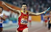 北京时间11月26日，2010年广州亚运会田径比赛在奥体中心体育场进入倒数第二天的争夺，在男子4x1...