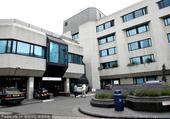 2010年7月6日，伦敦一家医院。阿什利-科尔妻子谢丽尔-科尔疑因度假期间被毒蚊吸血染上疟疾在此住院...