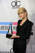 搜狐音乐讯 洛杉矶，2010全美音乐奖颁奖礼在诺基亚剧院举行。勒・斯威夫特（Taylor Swift...
