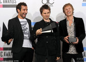 搜狐音乐讯 洛杉矶，2010全美音乐奖颁奖礼在诺基亚剧院举行。Muse获最受欢迎另类摇滚组合奖。