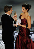搜狐娱乐讯 北京时间3月8日，第82届奥斯卡颁奖典礼在好莱坞柯达剧院拉开序幕，这是一年一度全球最顶级...