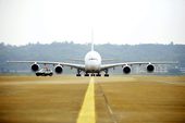 2010年11月15日10时许，空客A380在珠海机场滑行，目前世界最大客机――被称为“空中巨无霸”...