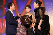 搜狐娱乐讯 时尚传媒集团总裁刘江先生以35万拍得第六件拍品――GUCCI褐色高级鳄鱼皮男女肩背包。