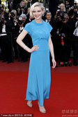 2010年5月23日讯，法国，第63届戛纳电影节当地时间5月23日闭幕，克里斯汀蓝裙鲜亮。