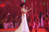 2010年11月12日，广州，2010广州亚运会开幕式隆重举行，宋祖英献歌。