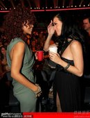 搜狐音乐讯 洛杉矶，2010全美音乐奖颁奖礼在诺基亚剧院举行。两大人气天后蕾哈娜（Rihanna）、...