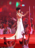 2010年11月12日，广州，2010广州亚运会开幕式隆重举行，宋祖英献歌。