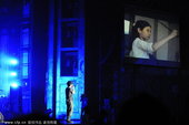 2010年9月26日讯，北京，郑钧演唱会9月25日晚在北展剧场举行。郑钧在台上投入献唱，振臂调动现场...